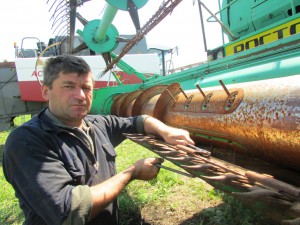 А.А. Агеев, механизатор ООО «Караван», еще и еще раз проверяет комбайн перед выходом в поле