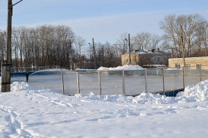 Корт на стадионе райцентра подготовлен для любителей покататься на коньках