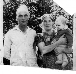 На фото Михаил Семенович с женой Верой Дмитриевной и первой внучкой Светланой