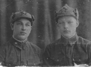 Г.В. Пузанов (слева) на предвоенном фото, во время службы на Дальнем Востоке