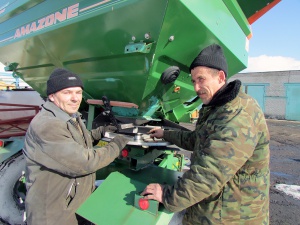Механизатор М.И. Гламазда в «Сеченовском» готовит агрегат для внесения  в почву удобрений
