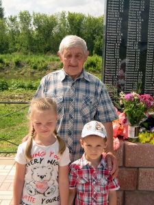 В.М. Климов с правнуками