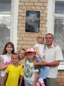 Фотография на память: Е.А. Елисеев с правнуками А.А. Елисеева