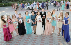 Шестнадцать медалистов воспитала Сеченовская школа, четырнадцать из них — на этом снимке
