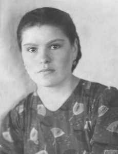 Вот такой молодой, красивой Людмила Сасакина сфотографировалась  в 1957-м. А в 1959, уезжала на целину в Оренбургскую область на уборку урожая