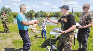 Момент награждения победителей летней рыбалки