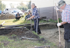 Рабочие жилищно-коммунальной службы готовятся к заливке блоков под фундамент 