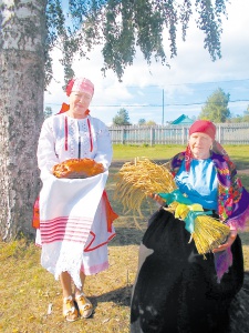 Румяный каравай из женских рук – Л.Л. Рассадиной и Г.И. Здюмаевой