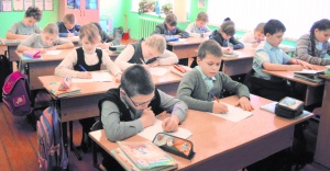 Учащиеся 4 класса пишут проверочную работу по русскому языку