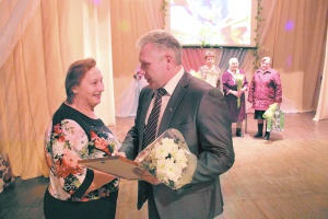Глава администрации района Е.Г. Наборнов награждает Т.А. Захарову