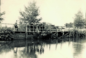 Тротуар с деревянными перилами вдоль пруда (возле нынешнего «Магнита»)