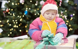 Открывая подарок Деда Мороза, Оксана Клокова, как и все дети, ждет чуда. И оно вот-вот произойдет...