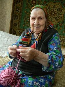 Вязание — настоящее спасение. У пожилого человека дел мало, а без них скучно, сидеть-то старики не привыкли. А тут еще и польза — для всех будут носки
