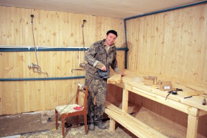 Работник Сеченовского ЖКХ А. Мартьянов на строительных работах в новой бане
