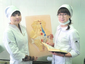 Кристина Анисимова (справа), студентка второго курса медицинской академии, со своей одногруппницей Ксюшей во время занятий