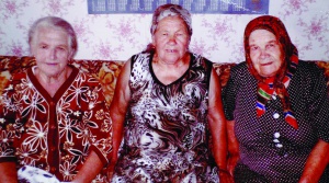 Сестры Мария Ивановна Кузьмина и Зинаида Ивановна Игошина со снохой Александрой Ильиничной — подруги по жизни (слева направо)