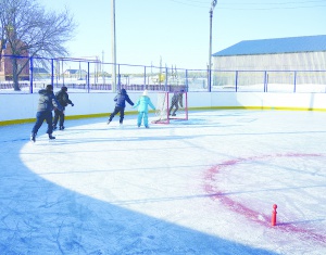 Дни здоровья, уроки физкультуры, занятия группы продленного дня в Кочетовской школе проходят на новом хоккейном корте 