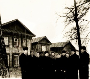 Сотрудники райкома и райсполкома возле старого здания. Снимок конца 50-х – начала 60-х гг.