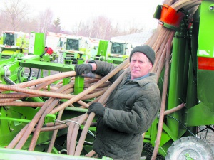 В.В. Семушкин: «Сначала закроем влагу на тракторе «Атлес» с тридцатью боронами, а потом подцепим сеялку.  В день засеваем обычно 130 гектаров»