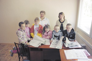 На фото: «Лучики» с педагогами О.В. Захаровой и Н.М. Поляковой читают детскую страничку в «Борьбе»