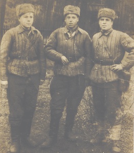 Я.М. Сайфетдинов (слева) с однополчанами, предположительно,  из с. В.Талызина и Бахаревки. Может, у кого-то есть такая фотография. Ждем звонка в редакцию 