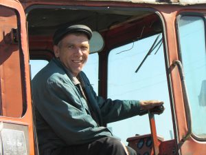 У Ю.П. Сергеева в распоряжении дизельный трактор тридцатилетней давности. В нынешнюю посевную, когда было столько сырых островков в полях,  без ДТ-75 просто не обойтись было