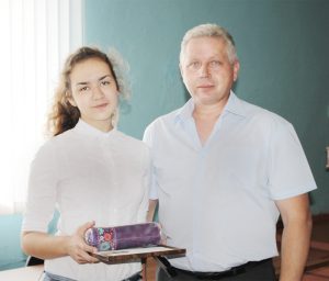 Награду О. Столяровой вручил глава администрации района Е.Г. Наборнов